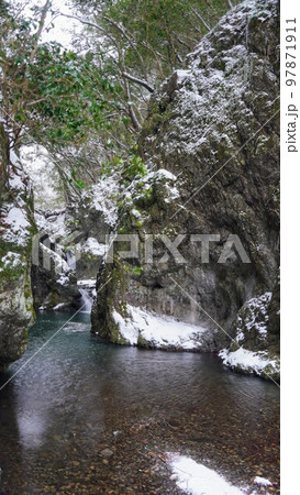 積雪の美霞洞渓谷の雄淵・雌淵【香川県仲多度郡まんのう町】 97871911