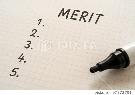 MERITと1〜5の数字が書かれた紙とマーカー MERITと1〜5の数字が書かれた紙とマーカー 97872701