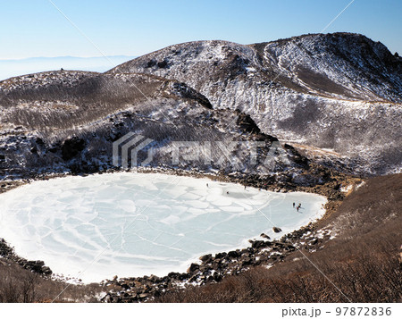 天狗ヶ城付近から眺める御池と稲星山・久住山 大分県竹田市久住町 天狗ヶ城付近から眺める御池と稲星山・久住山 大分県竹田市久住町 97872836