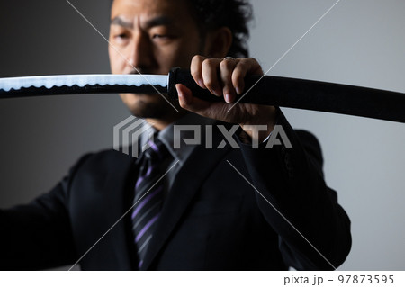 日本刀を構える髭の人　スーツバージョン 97873595