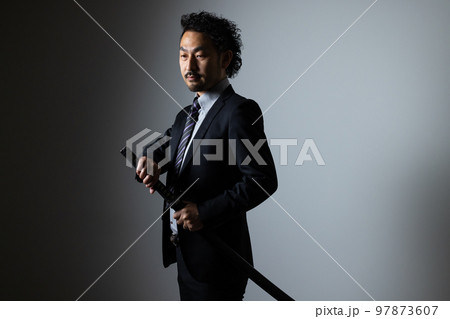 日本刀を構える髭の人 スーツバージョン 日本刀を構える髭の人 スーツバージョン 97873607