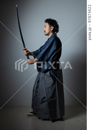 日本刀で遊ぶ髭の人 袴バージョン 日本刀で遊ぶ髭の人 袴バージョン 97873622