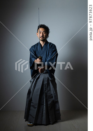 日本刀で遊ぶ髭の人 袴バージョン 日本刀で遊ぶ髭の人 袴バージョン 97873623