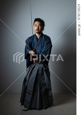 日本刀で遊ぶ髭の人　袴バージョン 97873624