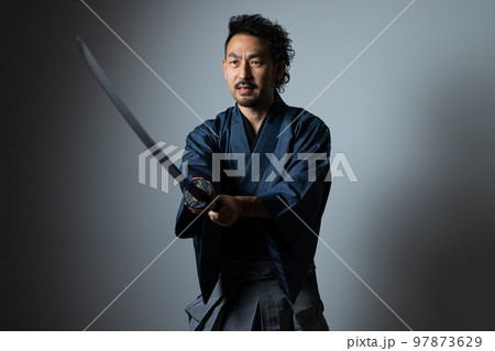 日本刀で遊ぶ髭の人 袴バージョン 日本刀で遊ぶ髭の人 袴バージョン 97873629
