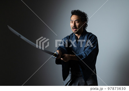 日本刀で遊ぶ髭の人 袴バージョン 日本刀で遊ぶ髭の人 袴バージョン 97873630