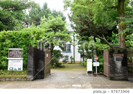 小田原市　西海子小路（旧武家屋敷通り）の小田原文学館正門前 97873906