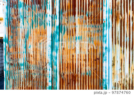 錆びたトタン板の外壁 97874760