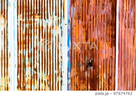 錆びたトタン板の外壁 97874762
