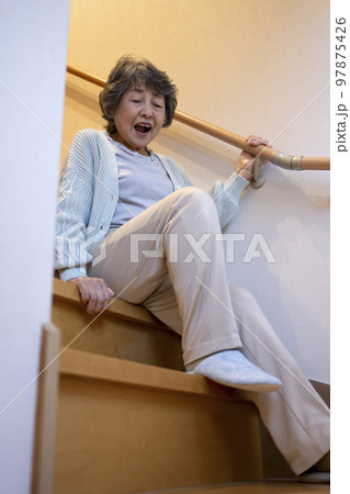 階段で転ぶシニア女性 97875426