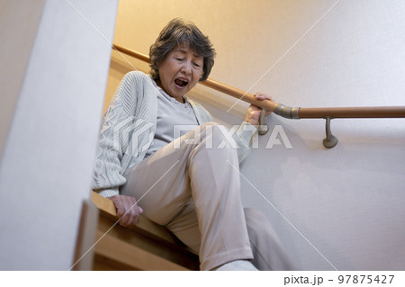 階段で転ぶシニア女性 97875427