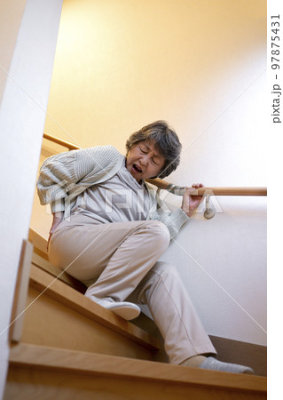 階段で転ぶシニア女性 階段で転ぶシニア女性 97875431