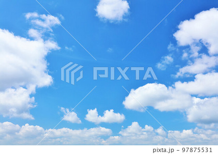 夏の青空と雲 97875531