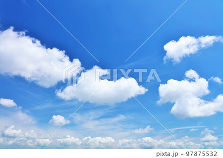 夏の青空と雲 97875532