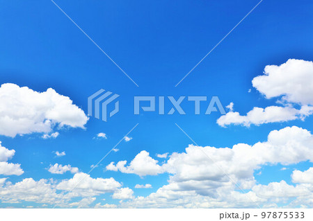 夏の青空と雲 97875533