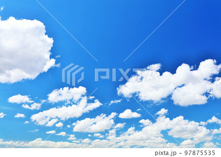 夏の青空と雲 97875535
