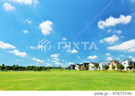 爽やかな青空の街並みと公園風景 爽やかな青空の街並みと公園風景 97875540