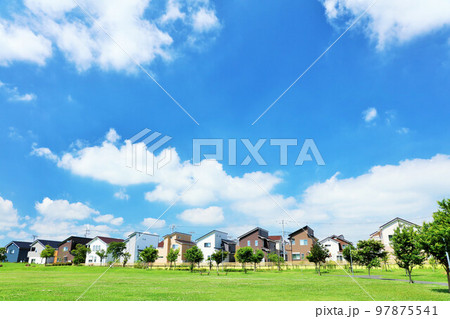 爽やかな青空の街並みと公園風景 97875541