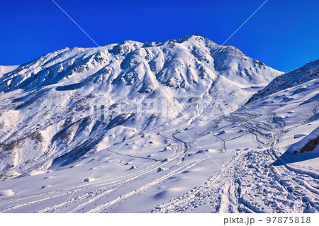 雪に覆われた室堂から眺めた立山･雄山 97875818