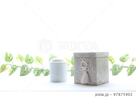 窓辺に置かれた手元供養用の骨壺 終活のイメージ8 97875902