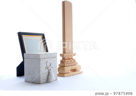 窓辺に置かれた遺影と手元供養用の骨壺 終活のイメージ13 97875906