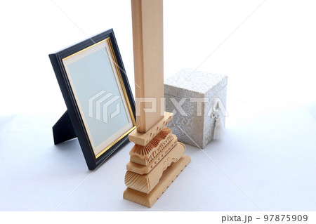 窓辺に置かれた遺影と手元供養用の骨壺 終活のイメージ16 窓辺に置かれた遺影と手元供養用の骨壺 終活のイメージ16 97875909