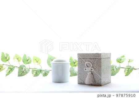 窓辺に置かれた遺影と手元供養用の骨壺 終活のイメージ17 窓辺に置かれた遺影と手元供養用の骨壺 終活のイメージ17 97875910