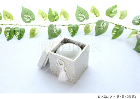 窓辺に置かれた手元供養用の骨壺 終活のイメージ16 97875985