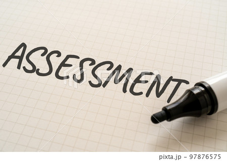 ASSESSMENTと書かれた紙とマーカー ASSESSMENTと書かれた紙とマーカー 97876575