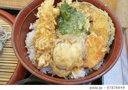 揚げたて天ぷらの入った天丼 97876649