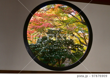 秋に参拝した京都市北区 源光庵の悟りの窓 97876909