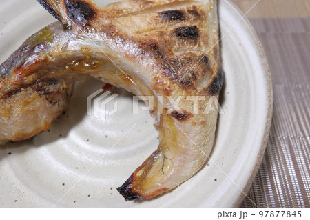 家庭的で素朴な自宅調理の「鰤のカマ焼き」 家庭的で素朴な自宅調理の「鰤のカマ焼き」 97877845