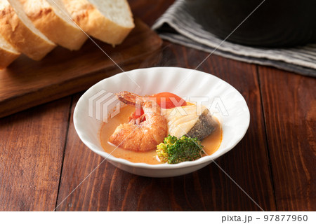 お皿に取り分けたビスク鍋 お皿に取り分けたビスク鍋 97877960