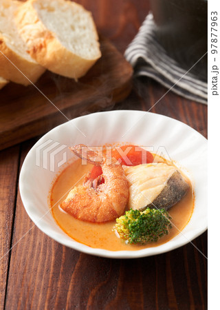 お皿に取り分けたビスク鍋 97877963