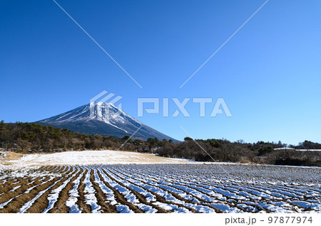 富士ヶ嶺の田園地帯と富士山の絶景・冬景色 97877974