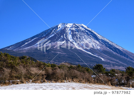 富士ヶ嶺の田園地帯と富士山の絶景・冬景色 97877982