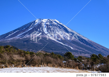 富士ヶ嶺の田園地帯と富士山の絶景・冬景色 97877983
