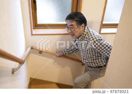 階段を上るシニア男性 97878021
