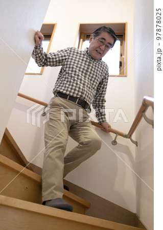 階段を下りるシニア男性 97878025