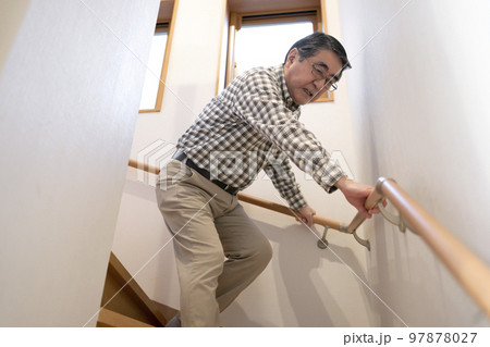 階段を下りるシニア男性 階段を下りるシニア男性 97878027