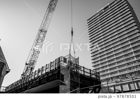 鉄道の高架化工事 東京都 東村山駅周辺 2022.12　a-5 モノクロ 97878501