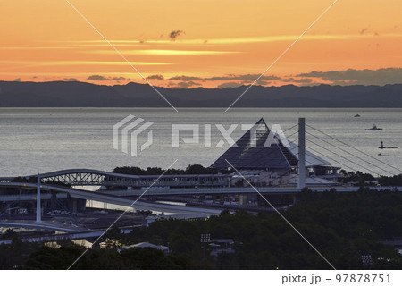 東京湾の朝焼けと八景島【2023年撮影】 97878751