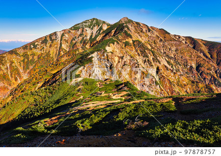 五竜岳から唐松岳へ続く紅葉の稜線 97878757