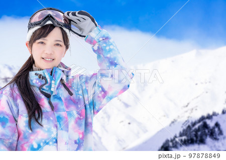 ゲレンデのスキーウェア姿の女性 97878849