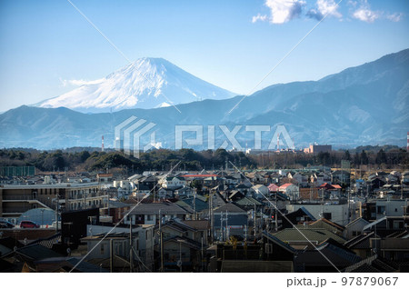 神奈川県大和市　元旦の富士山遠景 97879067