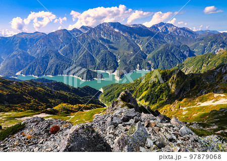 紺碧の黒部湖と紅葉の剱岳と立山連峰 97879068