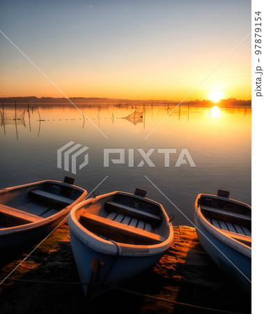 千葉県印西市　元旦の印旛沼の朝 97879154