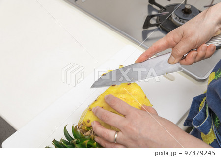 【パイナップルの節をカットする】 【パイナップルの節をカットする】 97879245