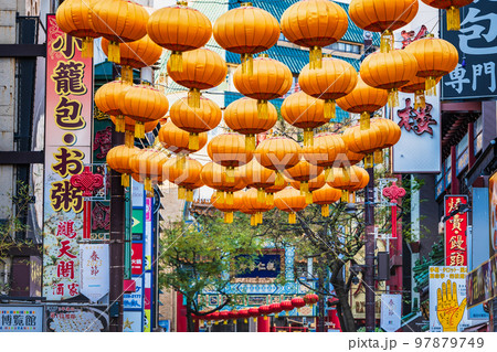 横浜中華街　中華街大通り 97879749