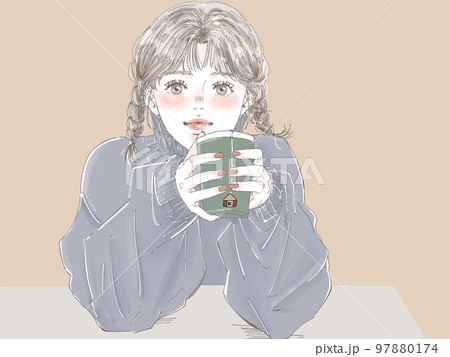 温かい紅茶を飲む女性（背景あり） 97880174